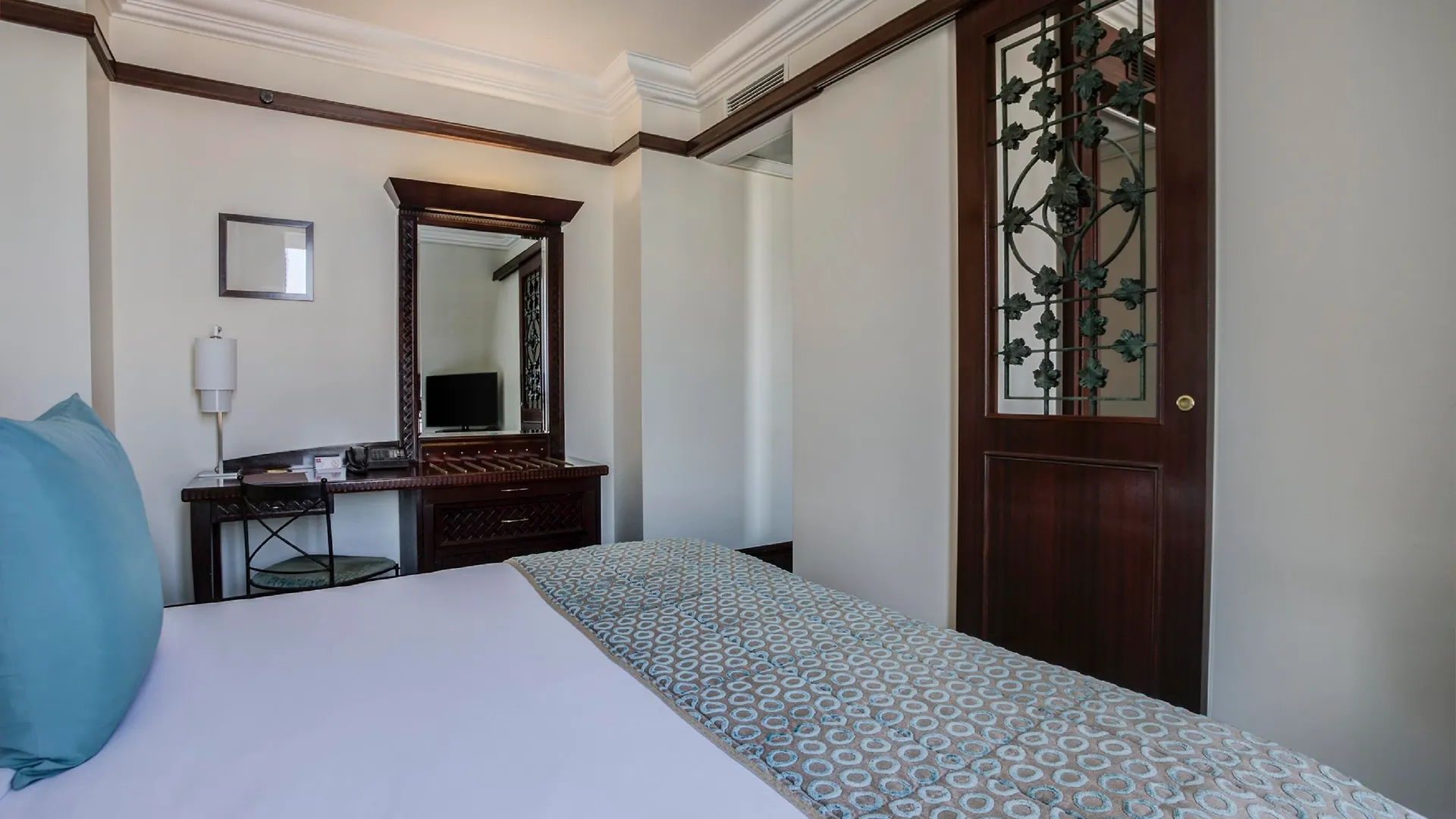 Hotel Pont Royal פריז